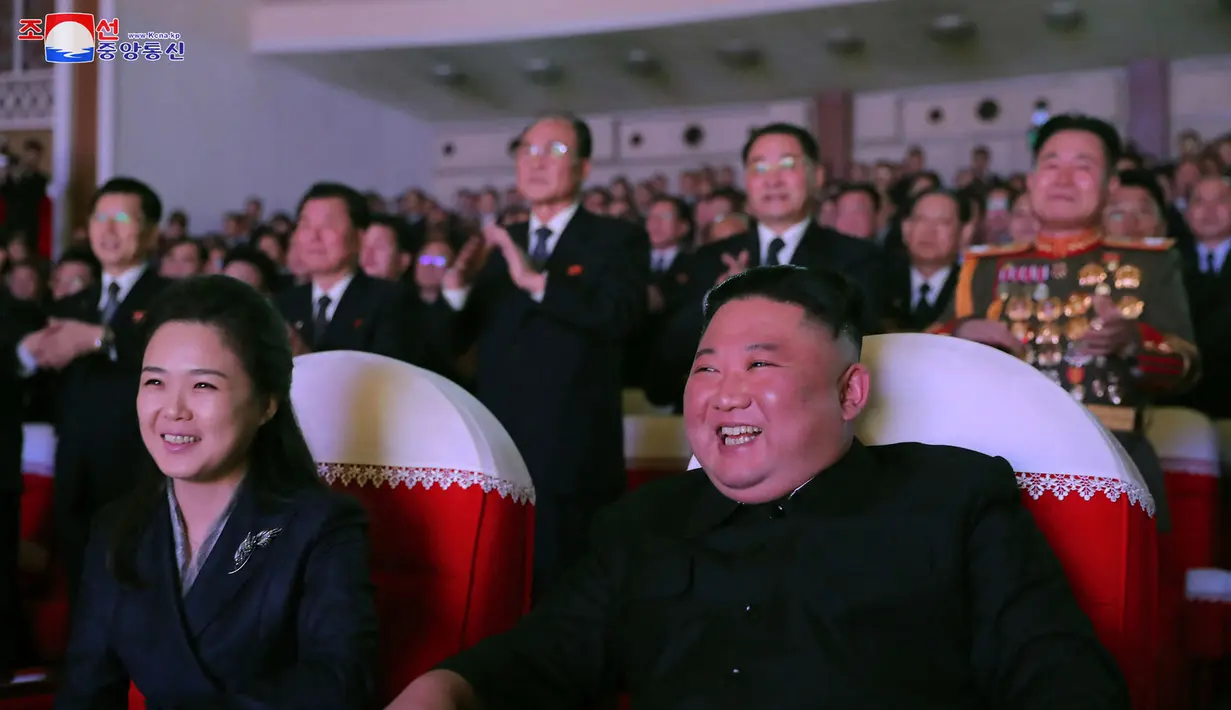 Pemimpin Korea Utara Kim Jong-un (kanan) dan istrinya Ri Sol Ju menonton pertunjukan di Pyongyang, Selasa (16/2/2021). Ri terakhir terlihat di media massa pada 26 Januari 2020, saat mendampingi Kim menyaksikan pagelaran seni memperingati Hari Raya Imlek sehari sebelumnya. (STR/AFP/KCNA VIA KNS)