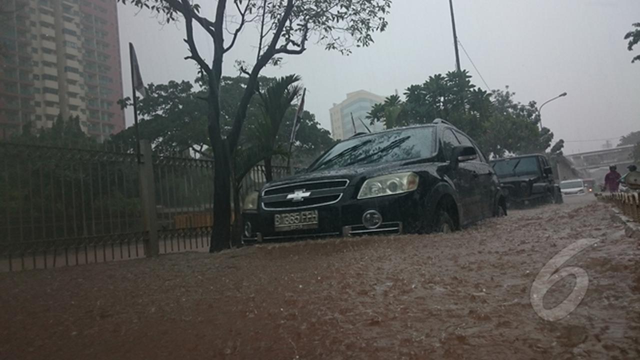 Banjir di Kawasan Cempaka Putih Mencapai Selutut Orang Dewasa