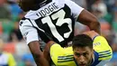 Pemain Udinese Destiny Udogie (kiri) berebut bola dengan pemain Juventus Rodrigo Bentancur pada pertandingan Liga Italia Serie A di Dacia Arena Stadium, Udine, Italia, 22 Agustus 2021. Pertandingan berakhir dengan skor 2-2. (MIGUEL MEDINA/AFP)