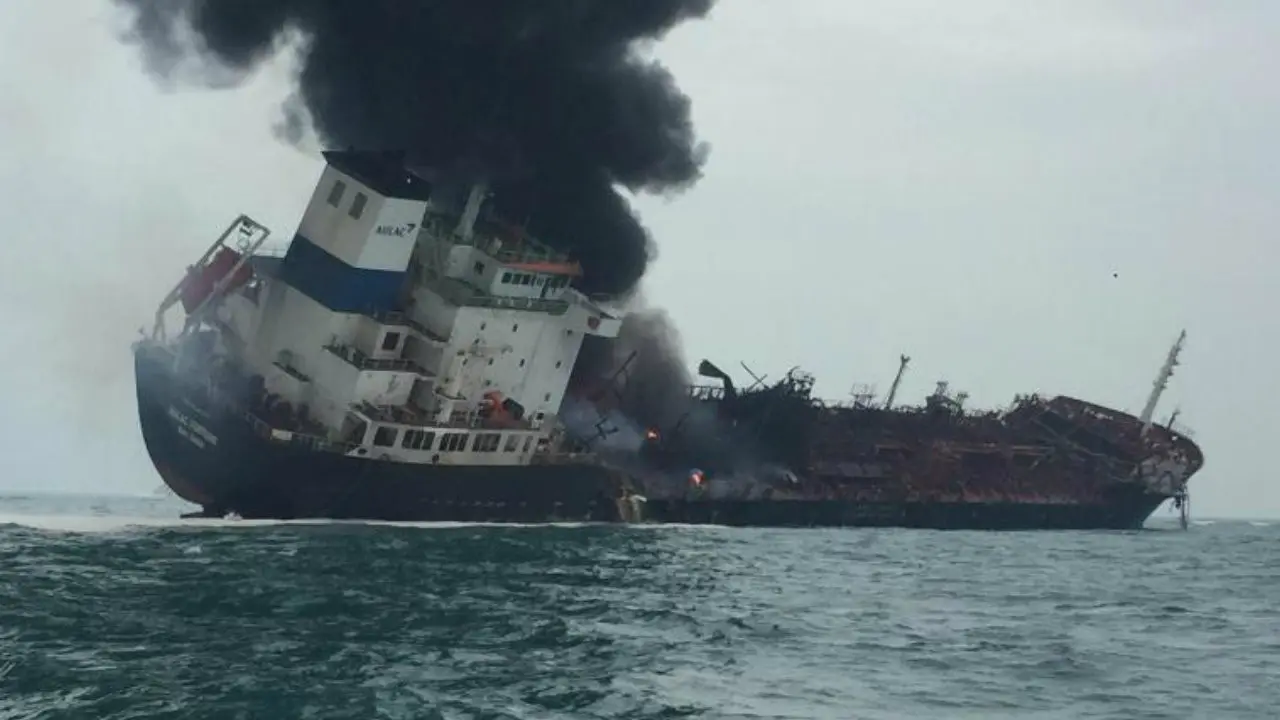 Tanker meledak di perairan Hong Kong. (Hong Kong Police)