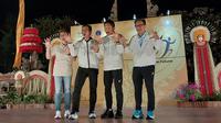 Pelari kawakan asal Jepang, Yuki Kawauchi (nomor 3 dari kanan), akan turun lintasan pada Maybank Marathon 2025 di Gianyar, Bali, Minggu (22/8/2025). (Bola.com/Wiwig Prayugi)