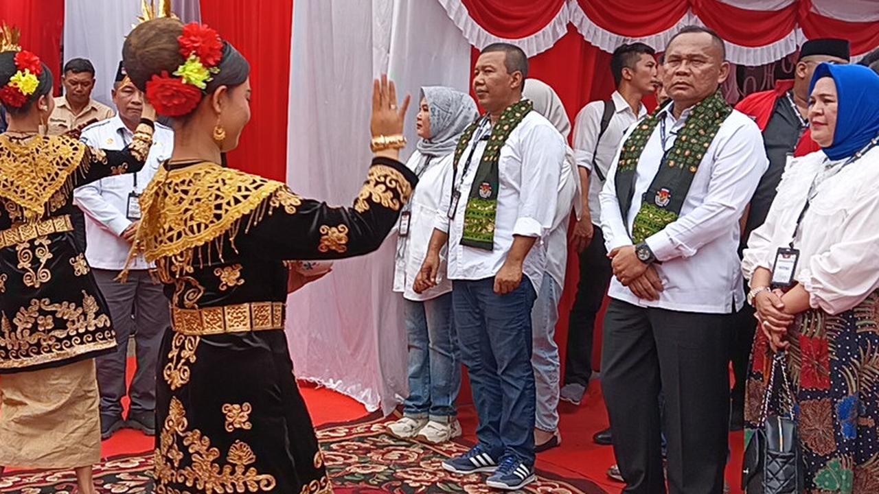 Pasangan Romi dan Sudirman Daftar ke KPU Provinsi Jambi, Disambut Tarian dan Pencak Silat