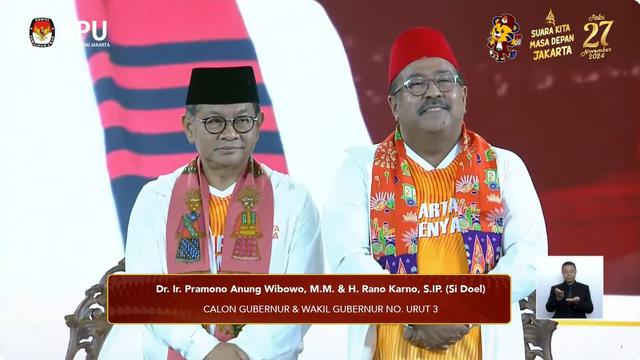 Paslon Pilkada Jakarta 2024 nomor urut 3 Pramono Anung-Rano Karno dalam debat perdana Pilkada Jakarta 2024, Minggu (6/10/2024) di JIExpo Kemayoran, Jakarta Pusat.