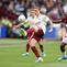 Pemain Arsenal, Riccardo Calafiori, menerima bola di depan pemain West Ham United, Aaron Wan-Bissaka, dalam pertandingan Liga Inggris di London Stadium, Inggris, Minggu (10/5/2026) malam WIB. (AP Photo/Ian Walton)