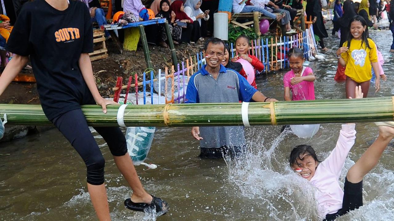 Dalam lomba ini setiap peserta harus mengalahkan lawannya hingga terjatuh ke dalam kolam.