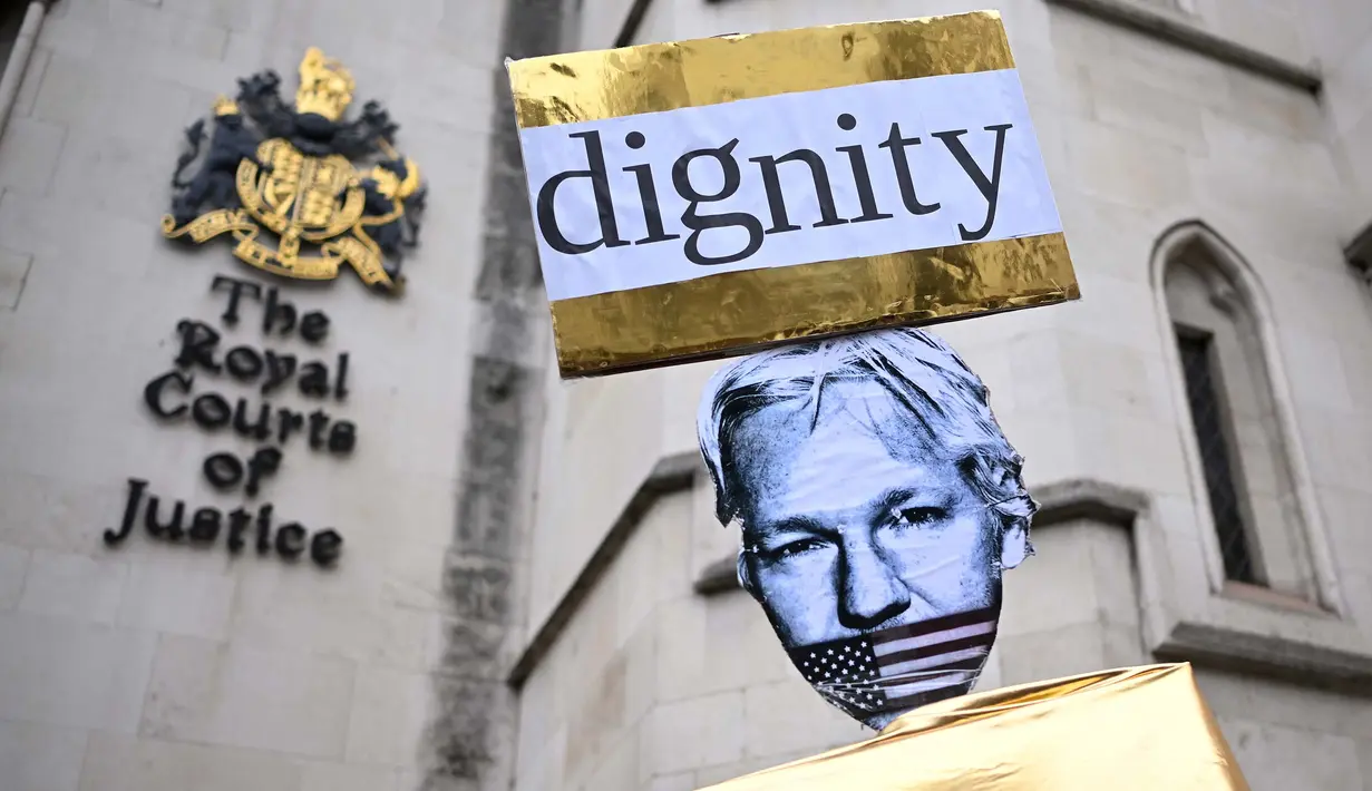 Para demonstran memegang plakat saat mereka berunjuk rasa di luar Royal Courts of Justice, Pengadilan Tinggi Inggris, di pusat kota London pada tanggal 20 Februari 2024. (JUSTIN TALLIS/AFP)