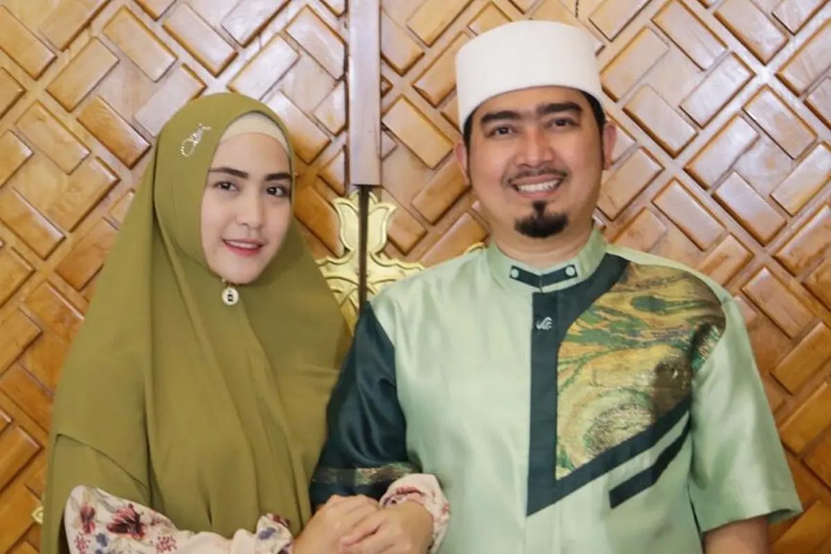 [Fimela] April Jasmine dan Ustaz Solmed