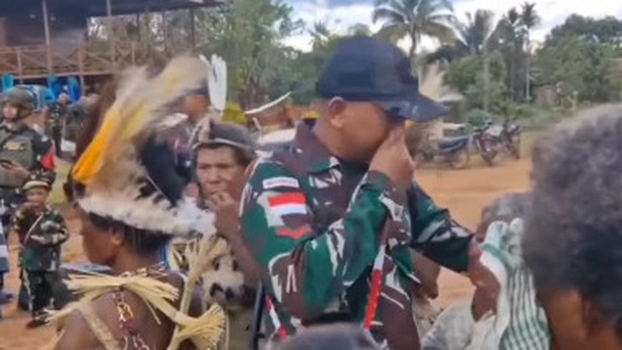 Tugas Selesai, Tangis Prajurit TNI Pecah saat Perpisahan dengan Warga Papua