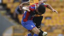 Pemain Wolverhampton Wanderers Jonny berebut bola udara dengan pemain Crystal Palace Andros Townsend pada pertandingan Premier League di Molineux Stadium, Wolverhampton, Inggris, Senin (20/7/2020). Wolverhampton Wanderers menang 2-0. (AP Photo/Martin Rickett, Pool)