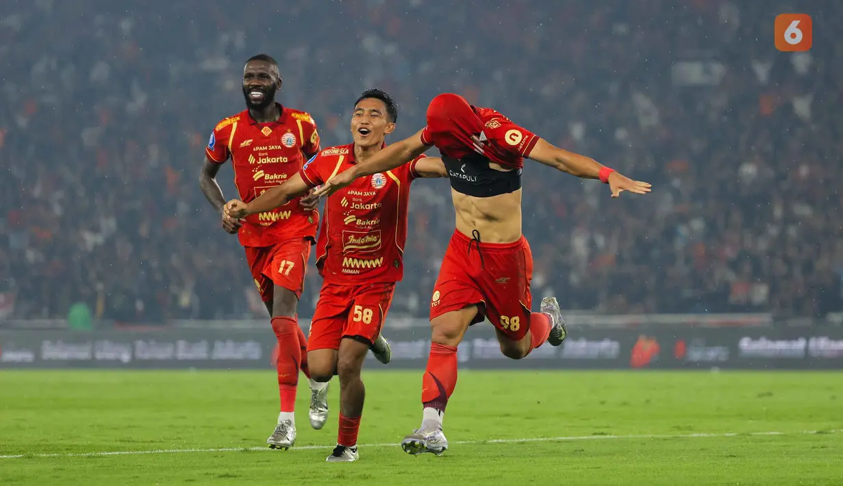 Kemenangan ini membuat Persija kembali meramaikan persaingan gelar BRI Super League 2025/2026. Macan Kemayoran kini berada di posisi tiga klasemen dengan 54 poin. Tampak dalam foto, pemain Persija merayakan gol yang dicetak Emaxwell Souza De Lima (kanan) saat melawan Persebaya pada pertandingan pekan ke-27 BRI Super League 2025/2026 di Stadion Utama Gelora Bung Karno (SUGBK), Jakarta, Sabtu (11/4/2026). (Bola.com/Bagaskara Lazuardi)