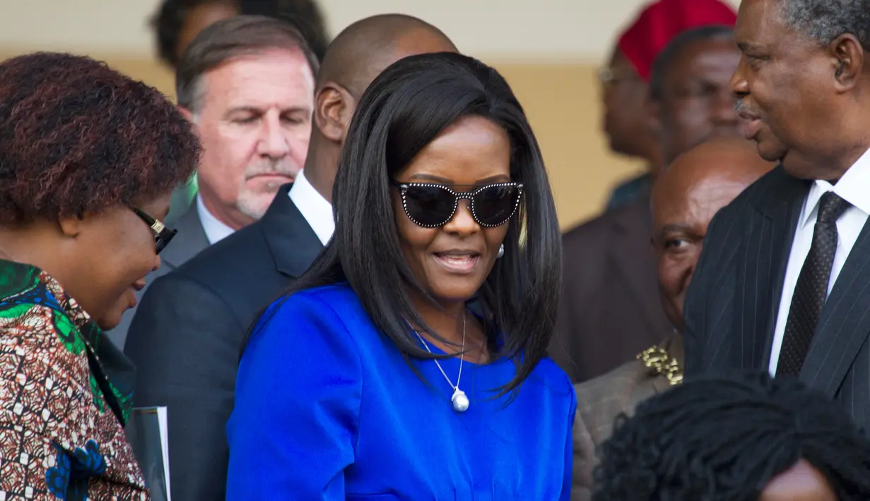 Ibu Negara Zimbabwe, Grace Mugabe menghadiri pameran pertanian di Ibu Kota Harare, Jumat (25/8).  Grace Mugabe muncul ke hadapan publik untuk pertama kalinya sejak kasus dugaan penganiayaan menyebar luas dua pekan terakhir. (AP Photo/Tsvangirayi Mukwazhi)