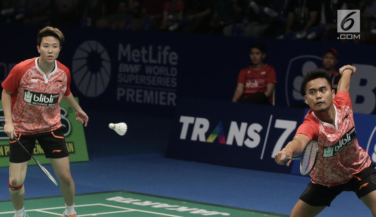 Ganda Campuran Indonesia, Tontowi Ahmad/Liliyana Natsir menahan kok dari Zheng Siwei/Chen Qingchen asal China dalam final BCA Indonesia Open 2017 di Jakarta, Minggu (18/6). Tontowi/Liliyana menang 22-20 21-15. (Liputan6.com/Faizal Fanani)