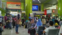 Banyaknya jumlah calon penumpang membuat bangku di ruang tunggu yang disediakan pihak Stasiun Gambir tidak dapat menampung. (Liputan6.com/Ika Defianti)