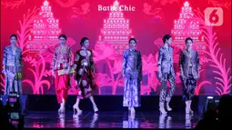 Para model mengenakan busana rancangan busana Novita Yunus saat acara Cipta dan Cipta parade Wastra Nusantara di Hotel Shangri La, Jakarta, Rabu (31/7/2024). (Liputan6.com/Herman Zakharia)