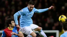 Gelandang Manchester City Javi Garcia melalukan lompatan untuk merebut bola dari Gelandang Australia Crystal Palace Mile Jedinak (kiri) pada pertandingan sepak bola Liga Inggris antara Manchester City vs Crystal Palace di Stadion Etihad, Manchester (28/12