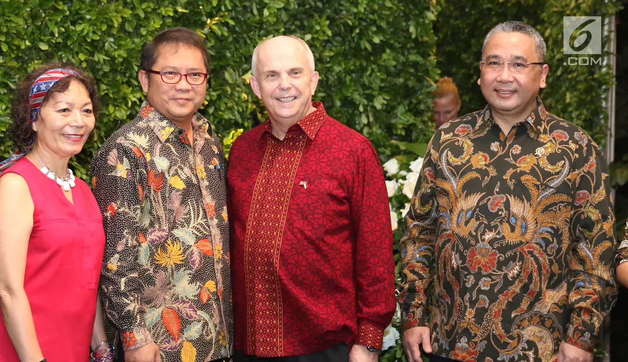 Dubes Amerika Serikat untuk Indonesia Joseph R. Donovan Jr, Menkominfo Rudiantara dan Menteri PDTT Eko Putro Sandjojo ketika menghadiri Perayaan HUT ke-241 Amerika Serikat di kediaman Dubes AS, Jakarta, Kamis (27/7). (Liputan6.com/Angga Yuniar)
