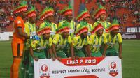 Pemain PSBS mengenakan topi khas Papua saat berpose sebelum melawan Persik di Stadion Brawijaya, Kota Kediri (22/6/2019). (Bola.com/Gatot Susetyo)
