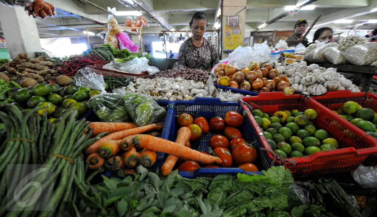 Salah satu pedagang sembako yang ada di Pasar Minggu, Jakarta, Rabu (22/7/2015). Hari ke-5 pasca Lebaran, aktivitas perdagangan di pasar tradisional belum kembali normal. (Liputan6.com/Yoppy Renato)