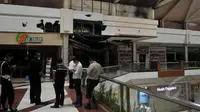 Kondisi pasca terbakarnya restoran di Mall Pondok Indah, Jakarta, Senin (20/4/2015). Sejumlah petugas terlihat melakukan penyidikan di sekitar lokasi kejadian. (Liputan6.com/Johan Tallo)