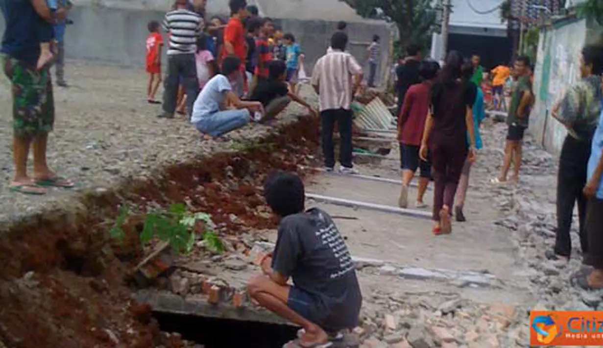 Citizen6, Depok: Tembok pemisah di Jalan Arena, Kelurahan Kemirimuka, Kecamatan Beji, Depok, Jabar, Runtuh, Senin (1/5). (Pengirim: Dyah Sukmawati)