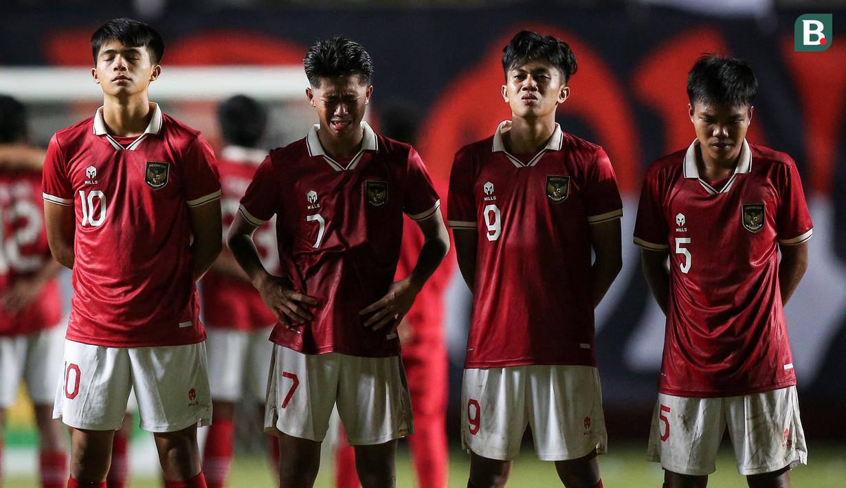 Figo Dennis Saputrananto (kedua dari kiri) bahkan masih tak mampu membendung tangisnya saat Timnas Indonesia U-16 merayakan kemenangan sambil memberi penghormatan kepada pemain ke-12 yang tak lain adalah suporter yang tak henti-hentinya mmemberi dukungan kepada mereka. (Bola.com/Bagaskara Lazuardi)