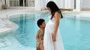 <p>Istri Arnold Poernomo mengenalkan calon anaknya kepada putra sulungnya, Arthur Miles Poernomo. Arthur mencium perut sang mama. (Foto: Instagram/@tiffanysoetanto)</p>