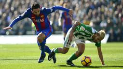 2. Arda Turan - Gelandang Turki ini menjadi pemain anyar yang gagal bersinar musim lalu. Adanya ketertarikan dari Arsenal disebut membuat Barcelona mempertimbangkan untuk melepasnya. (AFP/Cristina Quicler)