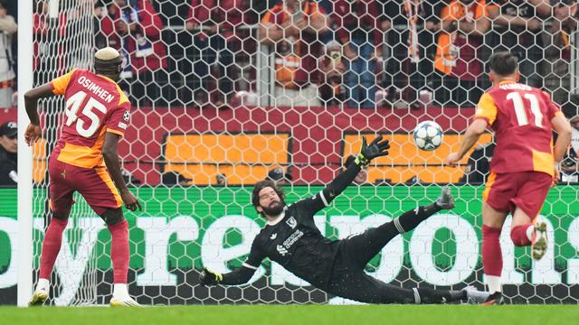Penyerang Galatasaray Victor Osimhen menjebol gawang Liverpool melalui titik penalti di Ali Sami Yen Stadium di matchday 2 league phase Liga Champions 2025/2026, Rabu (01/10/2025) dini hari WIB. (AP Photo/Francisco Seco)