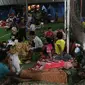 Warga korban Tsunami Anyer mengungsi di lapangan futsal Labuan, Banten, Minggu (23/12). Akibat adanya pengungsi, petugas medis dan Dinas Sosial dikerahkan untuk menangani pengungsi. (Liputan6.com/Angga Yuniar)