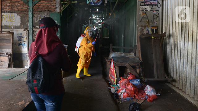 Penyemprotan Disinfektan di Pasar Cikini dan Pemukiman Warga