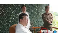 Pemimpin Korea Utara Kim Jong-un terlihat dengan ponsel lipat yang menyerupai Samsung Galaxy Z Flip pada hari Rabu. (KCNA)