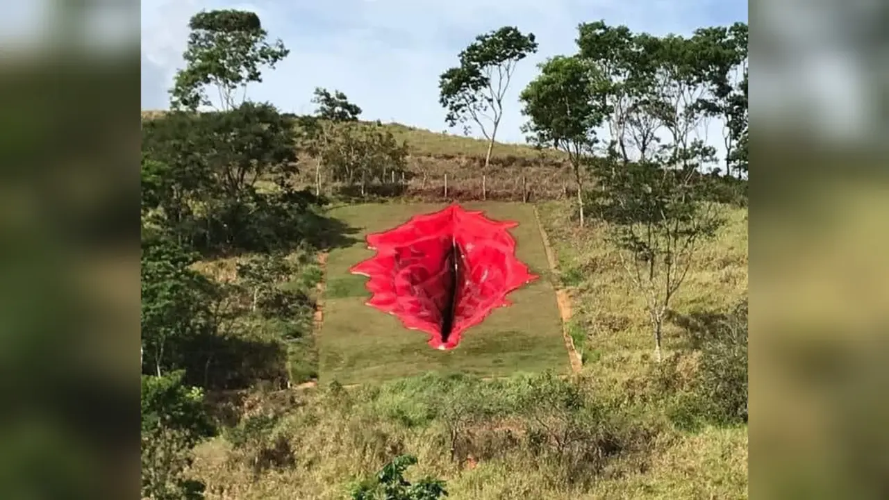 Patung vagina raksasa