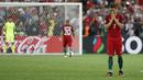 Ronaldo terlihat berdoa saat menantikan rekannya Ricardo Quaresma melakukan penalti saat melawan Polandia pada perempat final Piala Eropa 2016 di Stade Velodrome, Marseille, Jumat (30/6/2016) dini hari WIB. (REUTERS/Yves Herman)