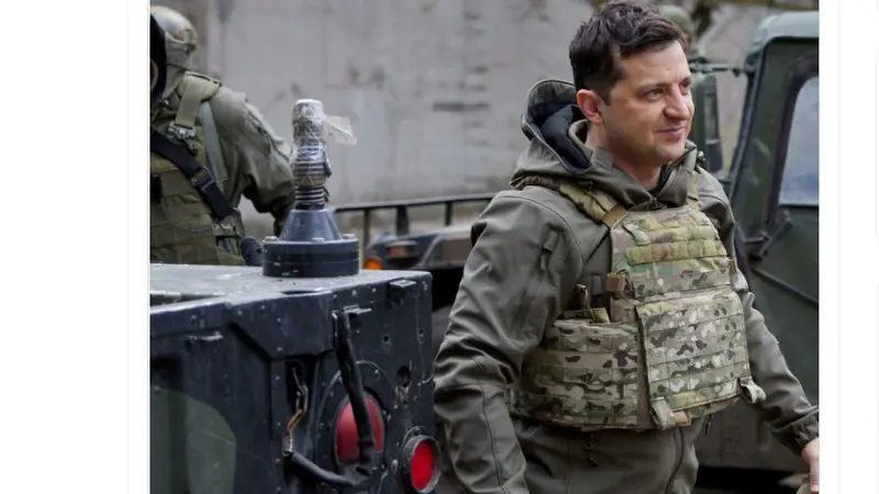 Foto Presiden Ukraina Volodymyr Zelensky pakai baju militer di tengah invasi Rusia.