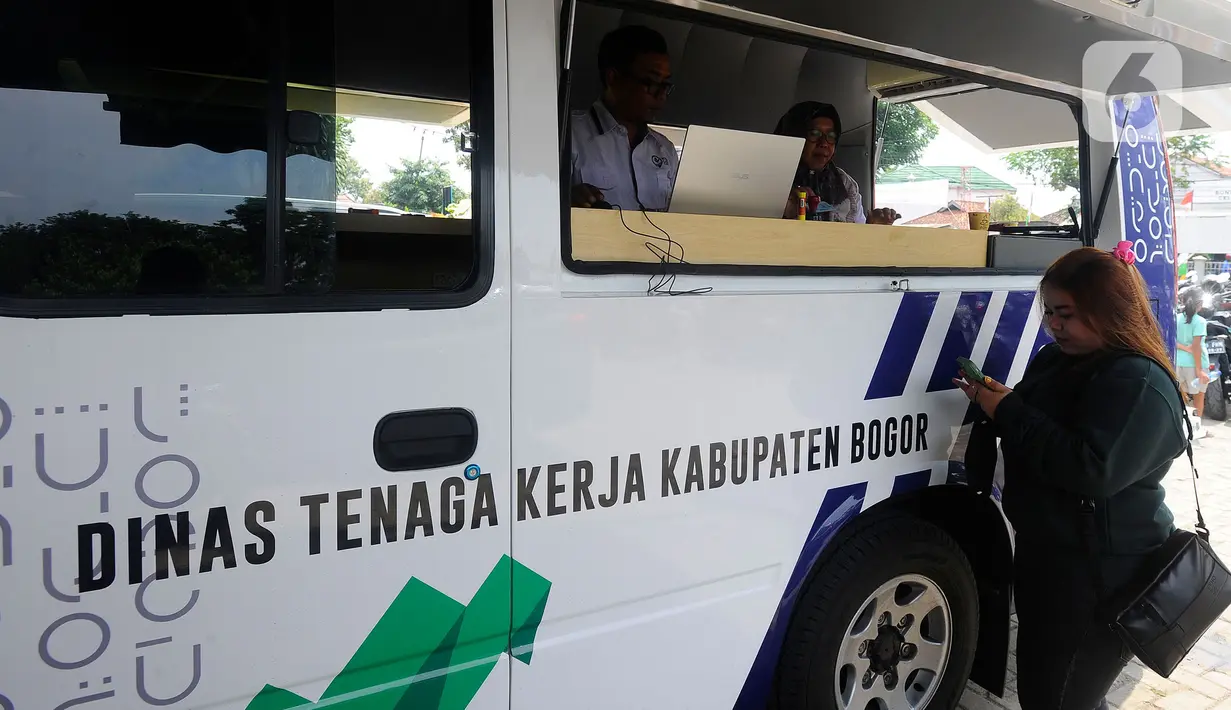 Seorang calon pencari kerja dengan menggunakan gadget mengurus pembuatan Kartu Pencari Kerja (AK-1) pada mobil pelayanan Bogor Career Center di Kantor Kecamatan Ciseeeng, Bogor, Senin (28/11/2022). Kegiatan yang dilakukan pemkab Bogor melalui Disnaker ini untuk mempermudah masyarakat dalam mengurus Pembuatan Kartu Pencari Kerja (AK-1) atau biasa disebut dengan kartu kuning di wilayah pesolok Kabupaten Bogor. (merdeka.com/Arie Basuki)