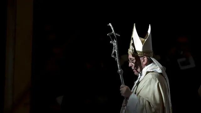 Paus Fransiskus setelah memimpin misa di Basilika Santo Petrus, Vatikan, untuk memperingati Epifani, Senin (6/1/2014).