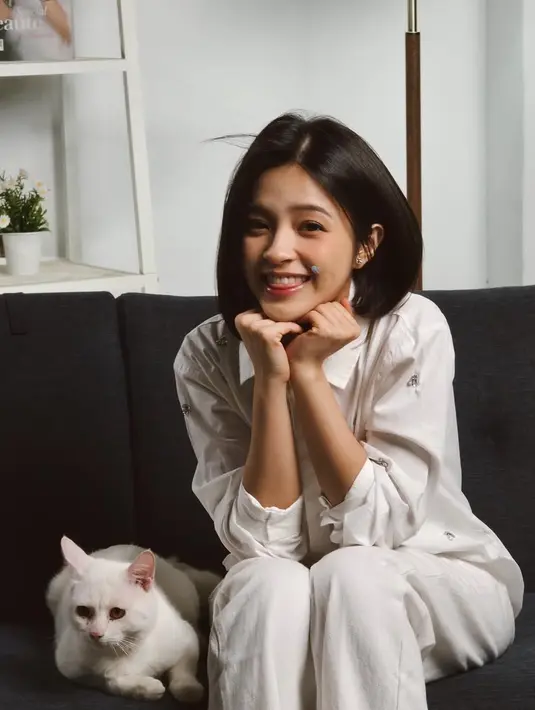 Saat itu, Eca pun tampil dengan setelan putih dari atasan kemeja lengan panjang dihiasi bordiran dan celana panjangnya. [@elsaajapasal]