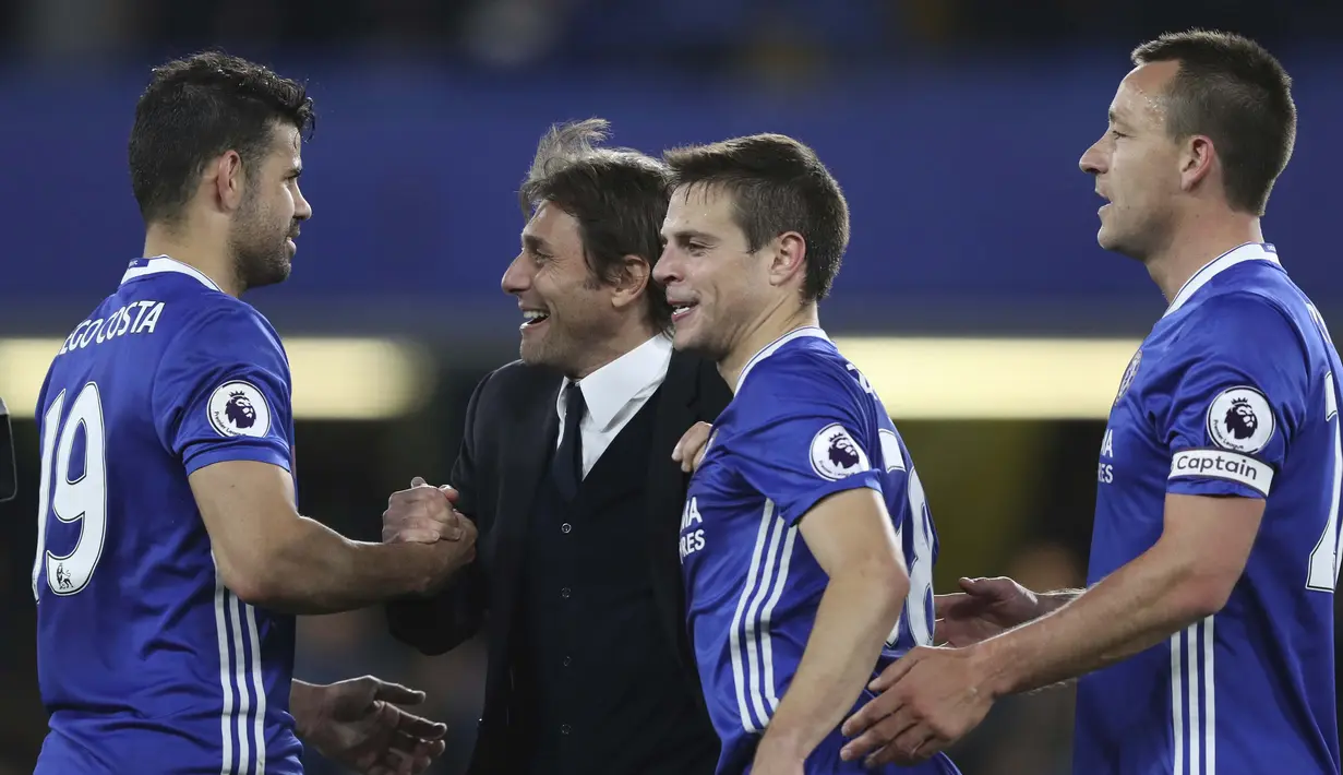 Pelatih Chelsea, Antonio Conte memberikan ucapan selamat kepada anak asuhnya setelah menang atas Middlesbrough pada lanjutan Premier League di Stamford Bridge, London, (8/5/2017). Chelsea menang 3-0. (AP/Alastair Grant)