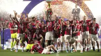 Para pemain AC Milan merayakan kemenangan setelah memenangkan pertandingan sepak bola Serie A antara AC Milan dan Sassuolo, di Stadion Mapei Reggio Emilia, Italia, Minggu, 22 Mei 2022. AC Milan mengamankan gelar Serie A pertamanya dalam 11 tahun pada hari Minggu dengan skor 3-0 menang di Sassuolo. (Michele Nucci/LaPresse melalui AP)