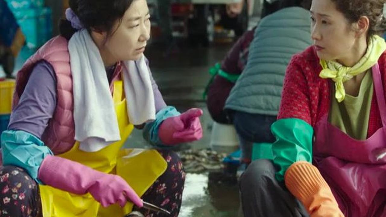Para lansia atau nenek-nenek di Korea Selatan masih harus menghidupi diri sendiri, orang tua, bahkan anak-anaknya. Karena kebanyakan warga Korea Selatan menikah di usia 30-an, mereka juga memiliki anak di usia tua.