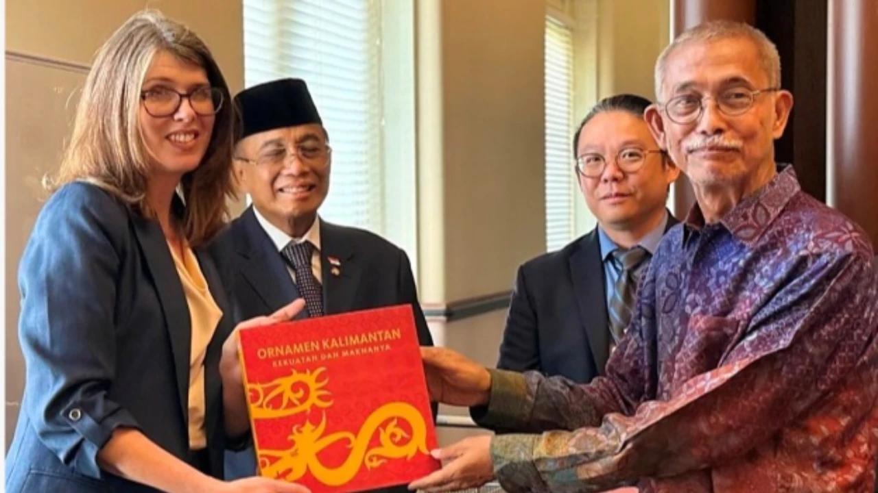 Alumni ITB Donasikan Koleksi Buku Indonesia ke US Library of Congress