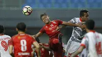Striker Persis Solo, Tri Handoko, duel udara dengan bek Martapura FC, Wirabuana Prayogo, pada laga 8 besar Liga 2 Indonesia di Stadion Patriot, Bekasi, Kamis (9/11/2017). Persis kalah 0-1 dari Martapura FC. (Bola.com/M Iqbal Ichsan)