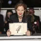 Justine Triet, pemenang Palme d'Or dalam Festival Film Cannes 2023 lewat film Anatomy of a Fall. (Vianney Le Caer/Invision/AP)