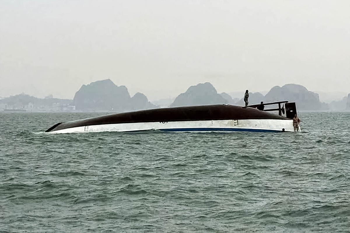 FOTO: Kapal Wisata Terbalik di Teluk Ha Long, Puluhan Wisatawan Tewas
