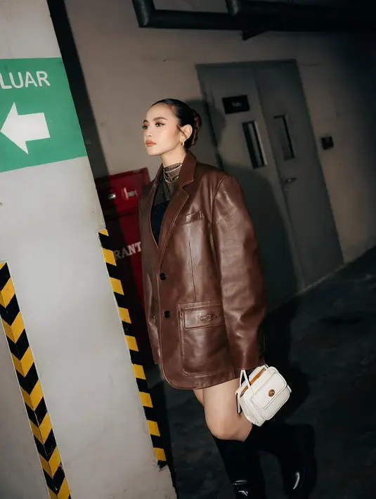 Mahalini Raharja kembali tampil dengan setelan gaya andalan kenakan oversized leather jacket. Dipadu dengan inner semi transparan dan boots hitam [@mahaliniraharja]
