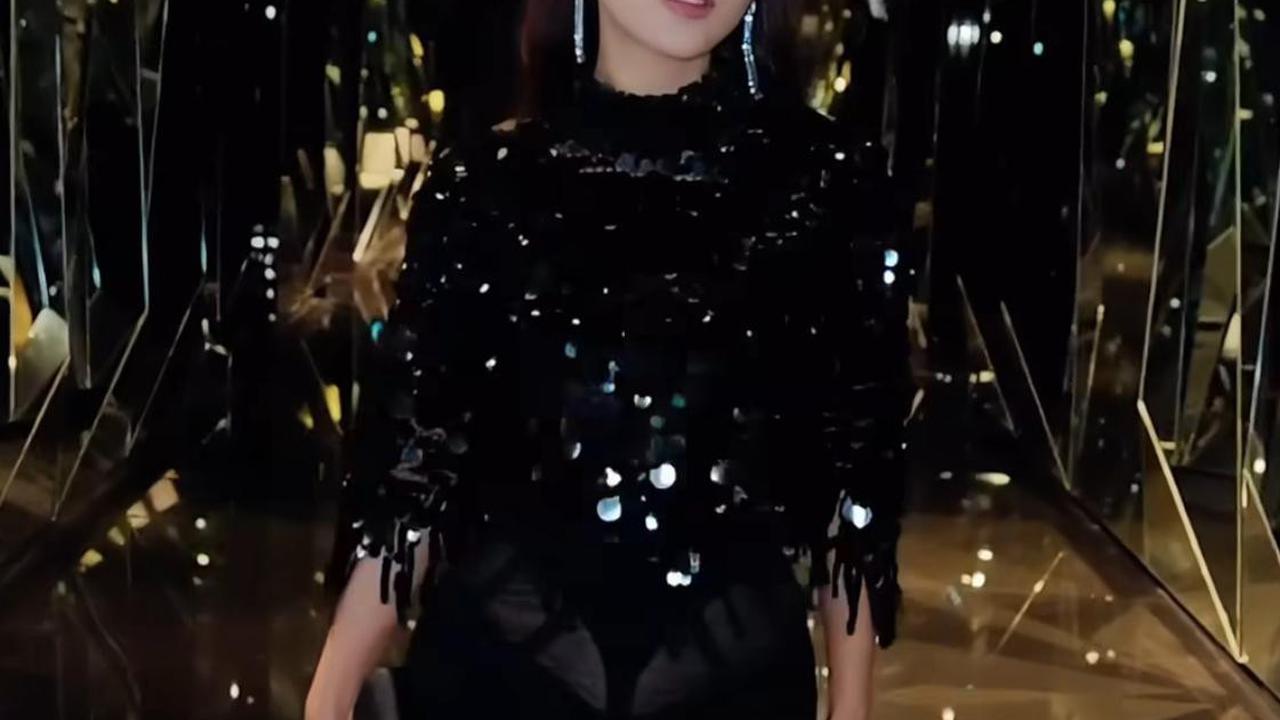 Dinda Kirana Tampil Glamor dengan Gaun Blink-Blink, Auranya Mewah