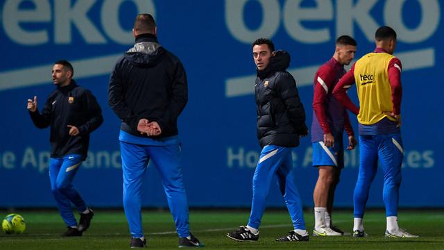 Foto: Wajah Serius Xavi Pimpin Latihan, Dani Alves dan Pemain Barcelona Lainnya Pada Sumringah