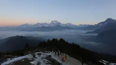 Sejumlah turis mengagumi pemandangan di Bukit Poon yang terletak di Distrik Myagdi, Nepal (15/2/2020). Bukit Poon, yang juga dikenal sebagai Poon Hill, merupakan sebuah lokasi di sepanjang rute pendakian di wilayah Annapurna yang populer di kalangan wisatawan. (Xinhua/Zhou Shengping)