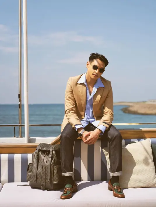 Pesona luar biasa Afgan dibalut outfit all Gucci. Kemeja biru muda polos ditumpuk dengan blazer cokelat, dipadu celana jeans. [Foto: Instagram/winstongomez]