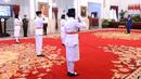Presiden Joko Widodo atau Jokowi memimpin upacara Pengukuhan Pasukan Pengibar Bendera Pusaka (Paskibraka) di Istana Negara, Jakarta, Kamis (13/8/2020). Sebanyak 8 anggota Paskibraka akan bertugas pada upacara HUT ke-75 Kemerdekaan RI. (Foto: Lukas - Biro Pers Sekretariat Presiden)